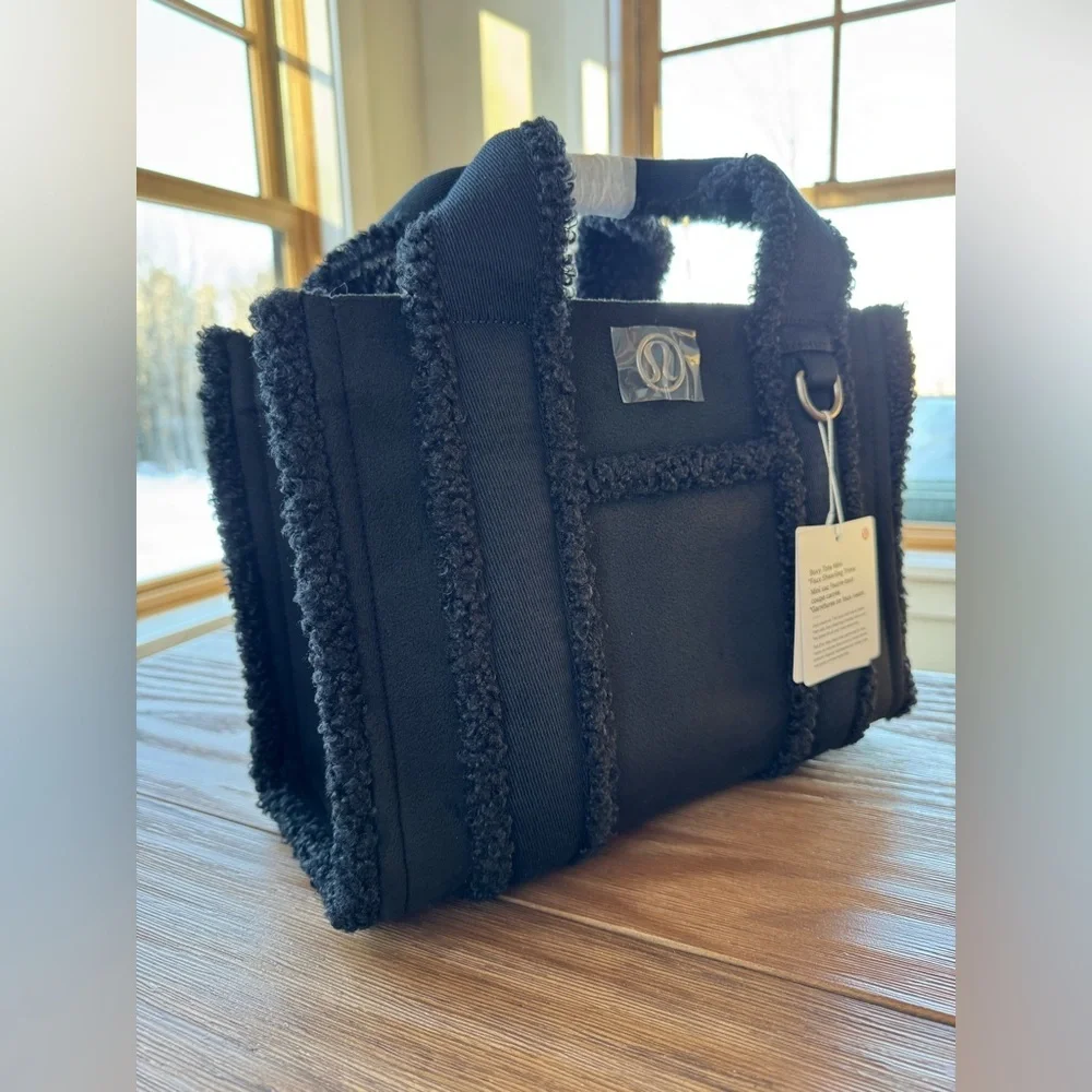 NWT - Lululemon Women’s Black Tote Bag - 4.5L - Faux Shearling Trim - Picture 4 of 7